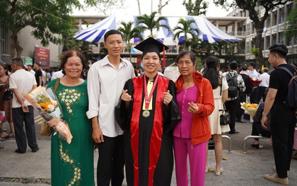 Nữ bác sĩ bầu đôi hơn 8 tháng vượt 250km nhận bằng: "3 mẹ con cùng tốt nghiệp" gây xúc động