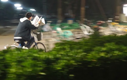 Bức ảnh "vừa đạp xe vừa học" gây sốt: Nhịp sống áp lực của sinh viên ĐH top 1!