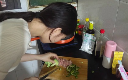 “Kệ đi. Nó không biết làm gì đâu” - Mẹ bênh em trai, bắt chị gái làm tất cả việc nhà: Đến năm 2026 rồi nhiều gia đình vẫn còn phân biệt đối xử kiểu này!