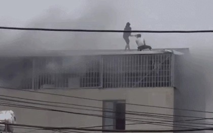 Người đàn ông kể giây phút bắc thang cứu 7 người trong vụ cháy ở Hà Nội: "Rất nguy hiểm nhưng tôi nghĩ phải cố gắng hết sức"