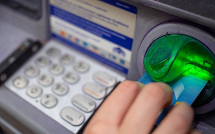 Sự thật bất ngờ phía sau tiếng 'xoành xoạch' của máy ATM khi rút tiền: Không phải đếm tiền như nhiều người nghĩ