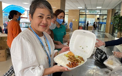 Nữ cán bộ ung thư phổi 10 năm miệt mài 'giành' sự sống cho bệnh nhân nghèo