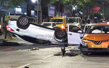 Hiện trường ô tô “điên” tông liên hoàn khiến 2 người bị thương