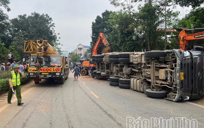 Xe tải chở đất lật nghiêng đè trúng ô tô 4 chỗ làm 2 người tử vong