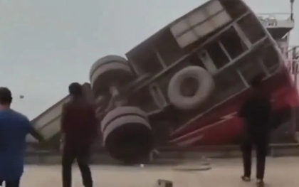 Xe buýt chở đầy khách lao xuống sông, 16 thi thể được tìm thấy