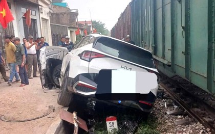 Băng qua lối đi tự mở, ô tô bị tàu hỏa tông nát đầu
