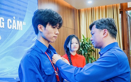 Tặng Huy hiệu "Tuổi trẻ dũng cảm" cho nam sinh lao vào đám cháy cứu người