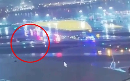 Máy bay va chạm, nữ tiếp viên bị hất văng ra ngoài đường băng 100 mét