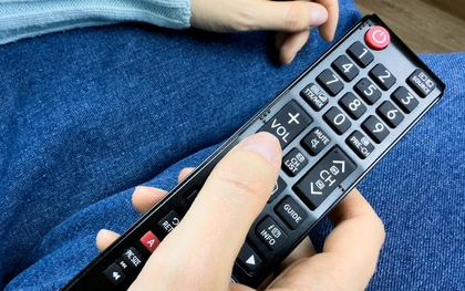 Ai giải thích được lý do điều khiển TV bấm không nhận mà cứ "đập vài cái" lại dùng như bình thường không?
