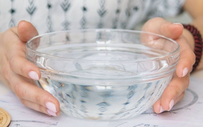 Vì sao nên đặt bát nước quanh phòng khi đi du lịch?