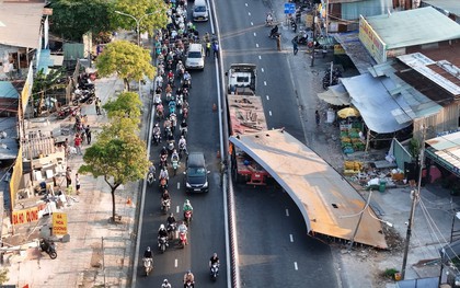 Xe chở thép va quệt làm sập cabin xe rác, một tài xế tử vong khiến cầu Kênh Tẻ kẹt cứng