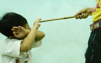 Phụ huynh vào trường đánh học sinh lớp ba 10 roi theo "giao kèo"