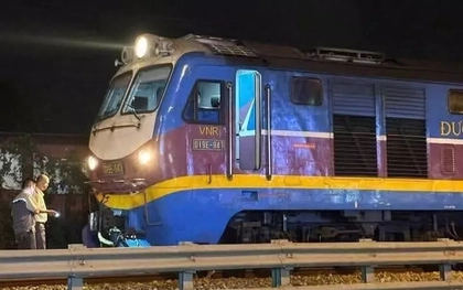 Hà Nội: Tàu hỏa va chạm xe máy, 2 người tử vong