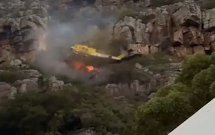 Trực thăng cứu hỏa va vào vách đá rồi lao thẳng xuống đám cháy lớn