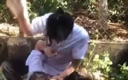 Hai nữ sinh cấp 2 lao vào đánh nhau, một em nhập viện điều trị