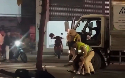 CSGT rút súng khống chế tài xế xe tải "thông chốt" kiểm tra nồng độ cồn