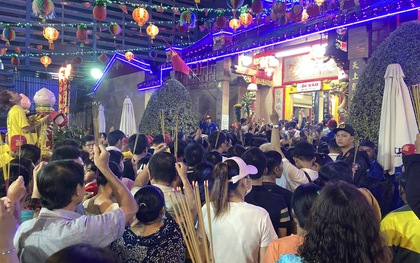 Cảnh tượng khó tin lúc nửa đêm ở Miếu Bà Thiên Hậu: Biển người chen chật kín vì một thứ trong lư hương