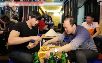 Một con phố Hà Nội phủ đầy ghế nhựa lên truyền hình Hàn Quốc, khiến sao Hàn thốt lên: "Thế này thì ai mà chẳng thích"