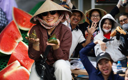 Nhiều du khách bất ngờ tại lễ hội mà "cái gì cũng miễn phí" ở Bình Dương: "Bà con có ngụm nước giải khát cũng vui"