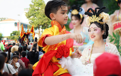 Người dân đứng chật kín đường phố chờ "nhận lộc" Bà ở TP.HCM