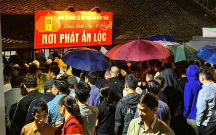 Hàng ngàn người "đội mưa" xuyên đêm chờ xin ấn đền Trần