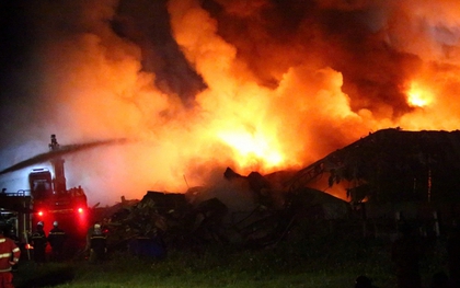 Hiện trường vụ cháy kho xưởng gần Bệnh viện K Tân Triều: Lửa bao trùm trong đêm, chữa cháy suốt nhiều giờ