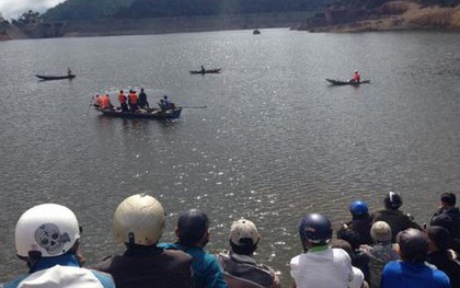 Lật thuyền đánh cá trên hồ thủy điện, con bơi được vào bờ, 2 vợ chồng mất tích