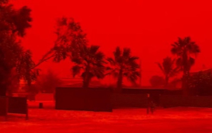 Bầu trời bất ngờ chuyển sang màu đỏ rực như ngày "tận thế"