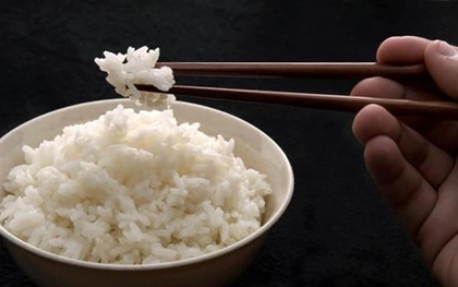 Cơm nguội đừng bỏ vào ngăn mát tủ lạnh, làm cách này hấp lại vẫn ngon như mới