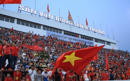 CĐV phủ đỏ sân Thiên Trường cổ vũ đội tuyển Việt Nam: Không khí cực rộn ràng!