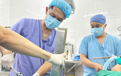 Vác cả máy xay thịt đến bệnh viện cầu cứu sau tai nạn kinh hoàng