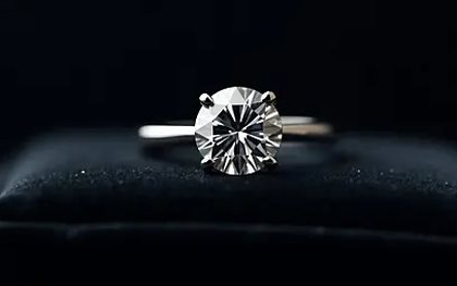 Tài xế taxi phát hiện nhẫn kim cương 100 triệu đồng cùng loạt giấy tờ nằm chơ vơ trên xe, công an dùng các biện pháp nghiệp vụ vào cuộc