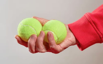 Vì sao nên mang bóng tennis khi đi máy bay? Chuyên gia tiết lộ lợi ích bất ngờ