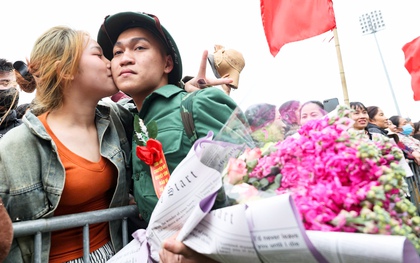 Tân binh bịn rịn chia tay bạn gái, hẹn tổ chức đám cưới sau 2 năm quân ngũ