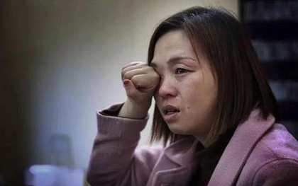 12 năm sau khi trượt cao đẳng, người phụ nữ đến ngân hàng làm thẻ tín dụng thì được thông báo: “Hồ sơ ở đây ghi chị đã tốt nghiệp”