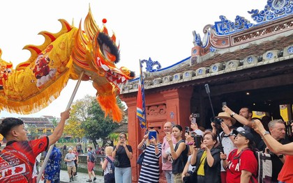 Khách Tây chen chân xem diễu hành ở Hội An