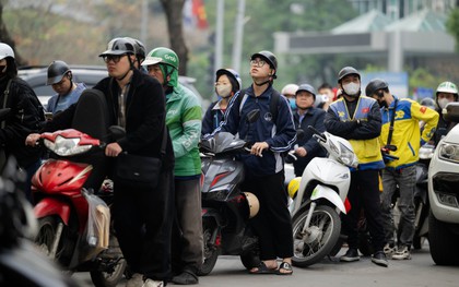 Lo giá xăng tăng mạnh vào chiều 5/3, người dân và nhiều shipper Hà Nội xếp hàng chờ đổ đầy xăng từ sớm