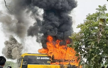 Xe chở công nhân cháy dữ dội, khói đen bốc cao hàng chục mét