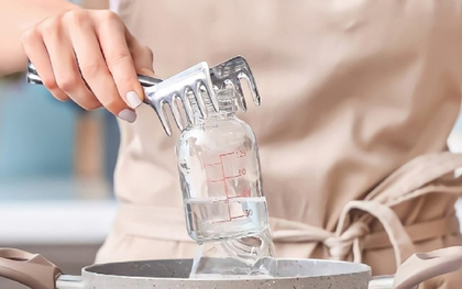 Dùng nước sôi tráng bình sữa có đủ an toàn cho trẻ nhỏ?