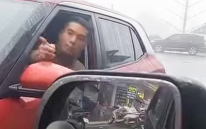 Ô tô 22A-240.09 đi ngược chiều, tài xế không nhường đường còn thách thức "đỗ cả ngày"