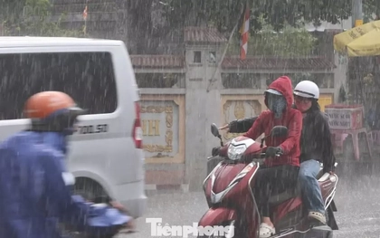 Mưa trái mùa trút ào ào, người đi đường TPHCM không kịp trở tay