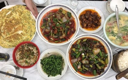 Đi ăn ở Trung Quốc, khách Việt sững sờ khi thấy tô cơm: "Tôi tưởng mình xuyên không rồi đó"