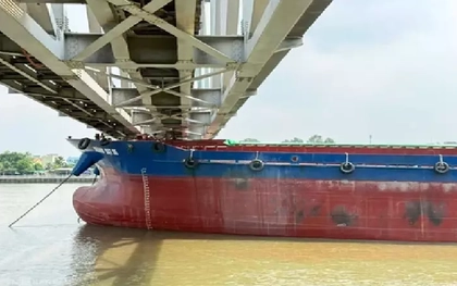 Thông tin mới vụ sà lan đâm cầu Ghềnh, đường sắt qua Đồng Nai tê liệt