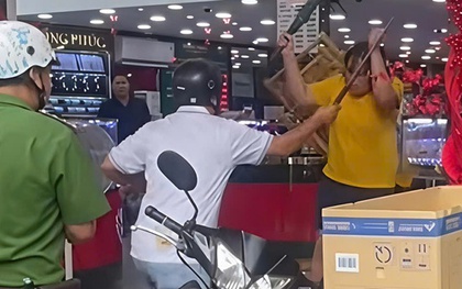 Người phụ nữ cầm dao "quậy tưng" tiệm vàng ở Mỹ Tho