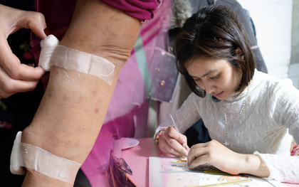 Có một xóm ở Hà Nội, nơi phụ nữ đếm thời gian bằng những ca lọc máu