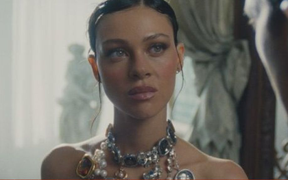 Con dâu nhà Beckham nói về vai diễn trong phim 18+ gây sốc