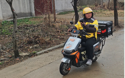 Bỏ phố xá, chàng trai 26 tuổi làm shipper độc quyền ở nông thôn, kiếm gần 40 triệu đồng/tháng: Lương cao, đỡ cạnh tranh lại gần gia đình