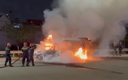 Ô tô bất ngờ bốc cháy ngùn ngụt trên xe cứu hộ ở TP.HCM