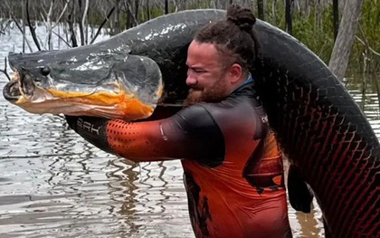 Cần thủ câu được con cá khổng lồ dài 2,2 mét, nặng 100kg trên sông