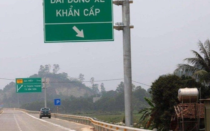 Cục CSGT nêu rõ 3 việc bắt buộc phải làm khi dừng xe khẩn cấp trên cao tốc